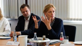 Bundesbildungsministerin Karin Prien und Christian Fühner
